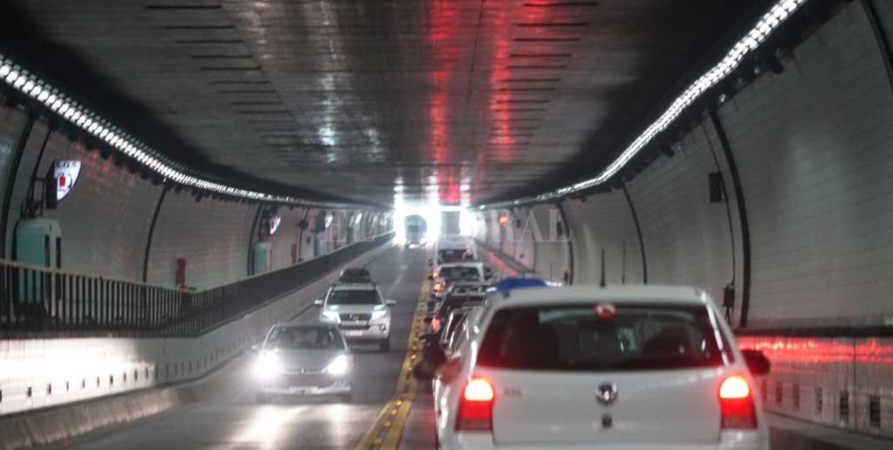 Fue retirado el camión que cortaba el tránsito en el túnel subfluvial  