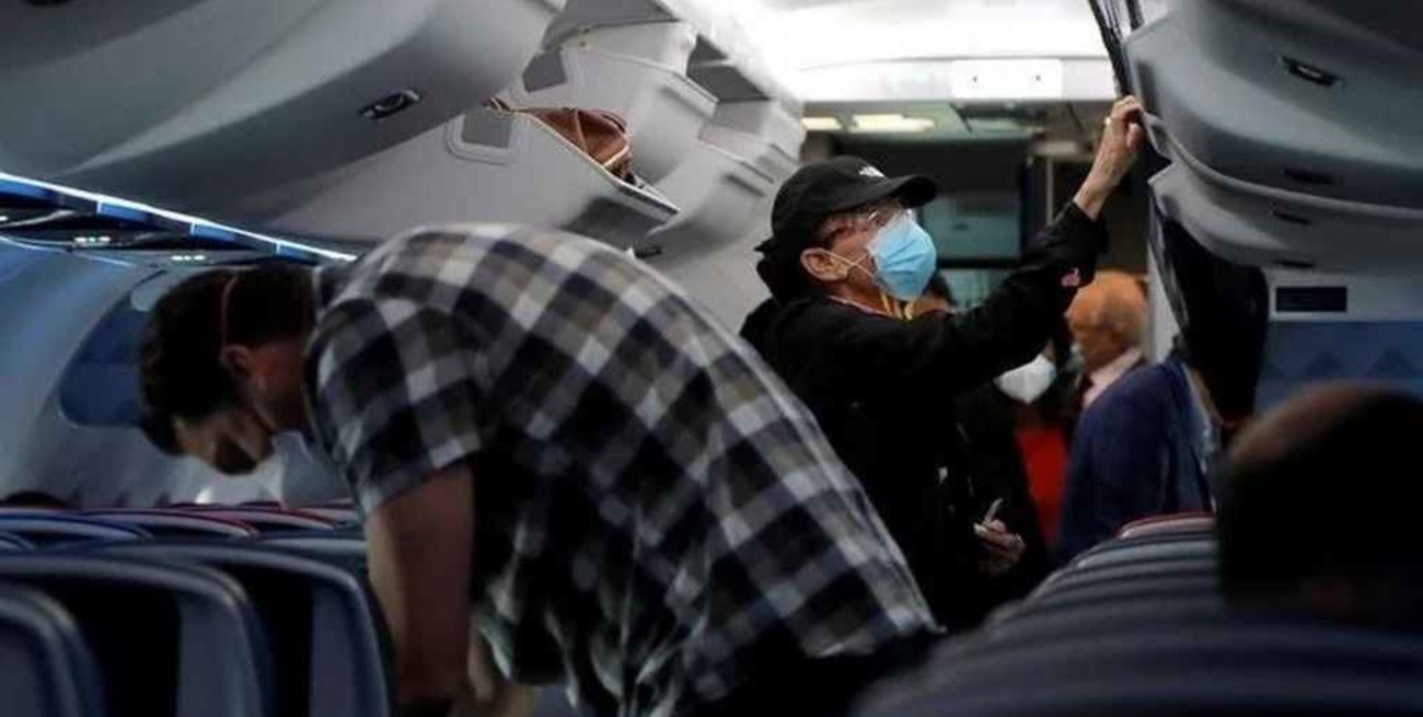 Desde el lunes dejará de ser obligatorio usar barbijo en aviones y aeropuertos de la Unión Europea