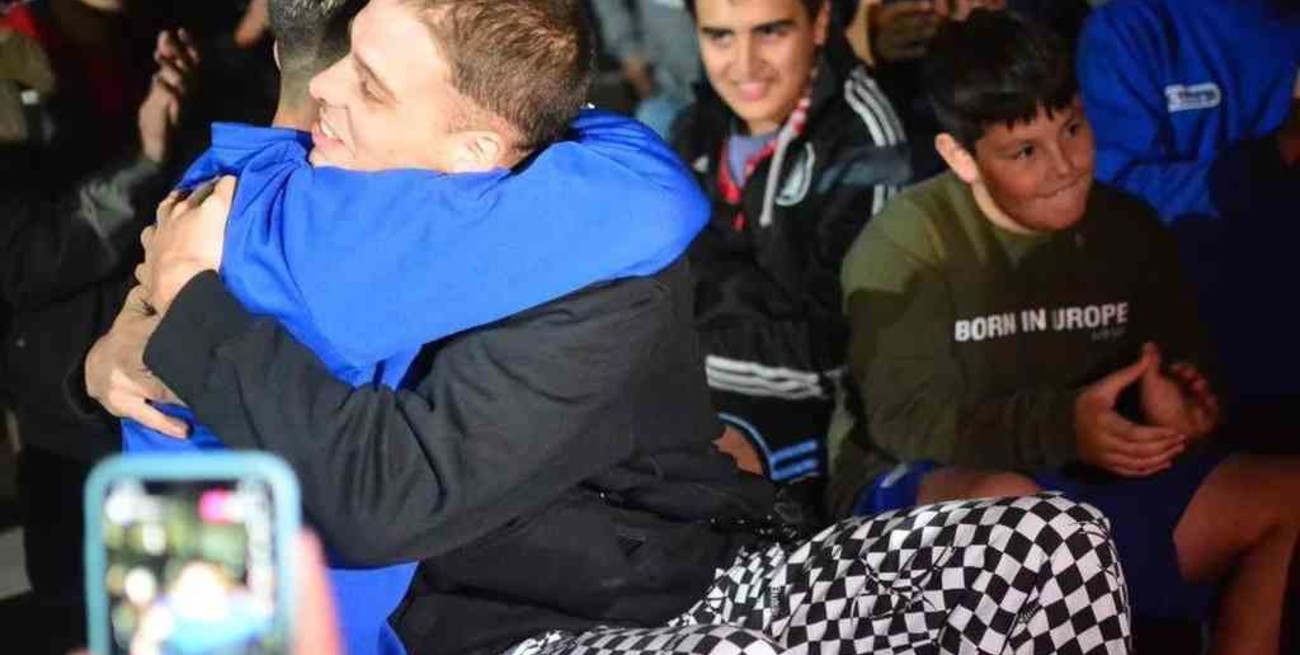 Santiago Maratea recolectó fondos para ayudar a un club de fútbol y ahora tendrá un estadio con su nombre