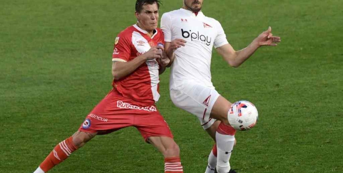 Estudiantes enfrenta a Argentinos en busca de las semifinales