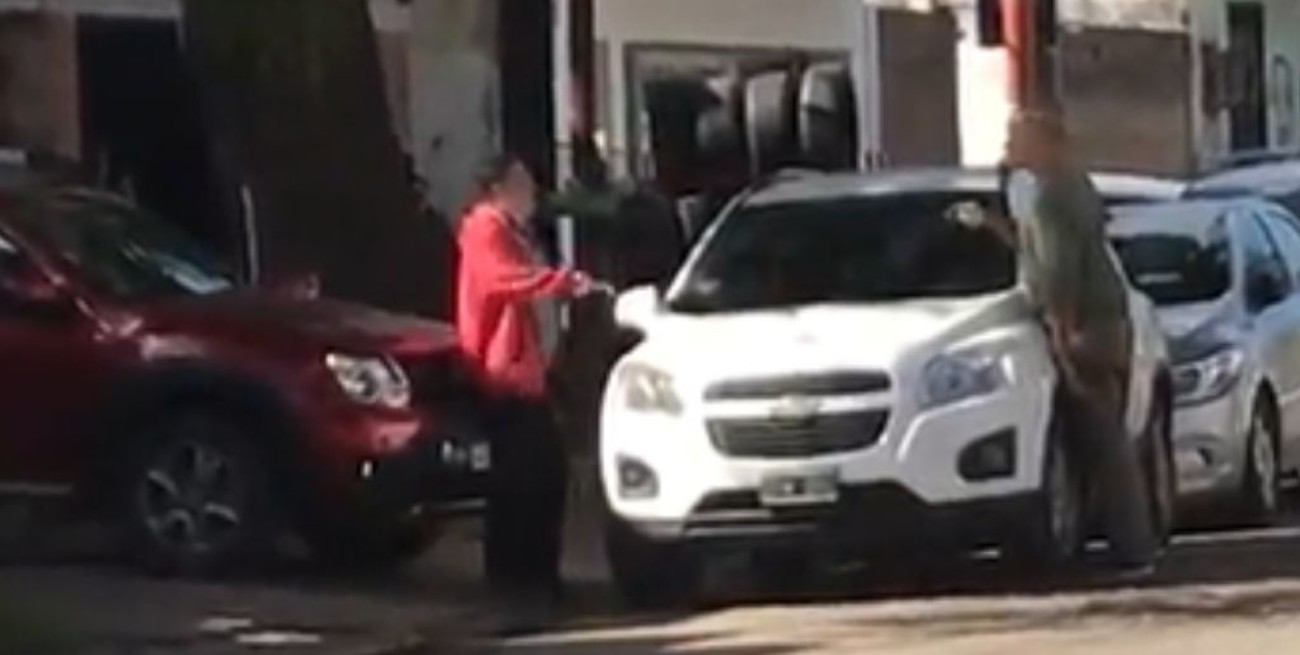 Video: una camioneta tapa el acceso a su garaje y la chocó varias veces para correrla