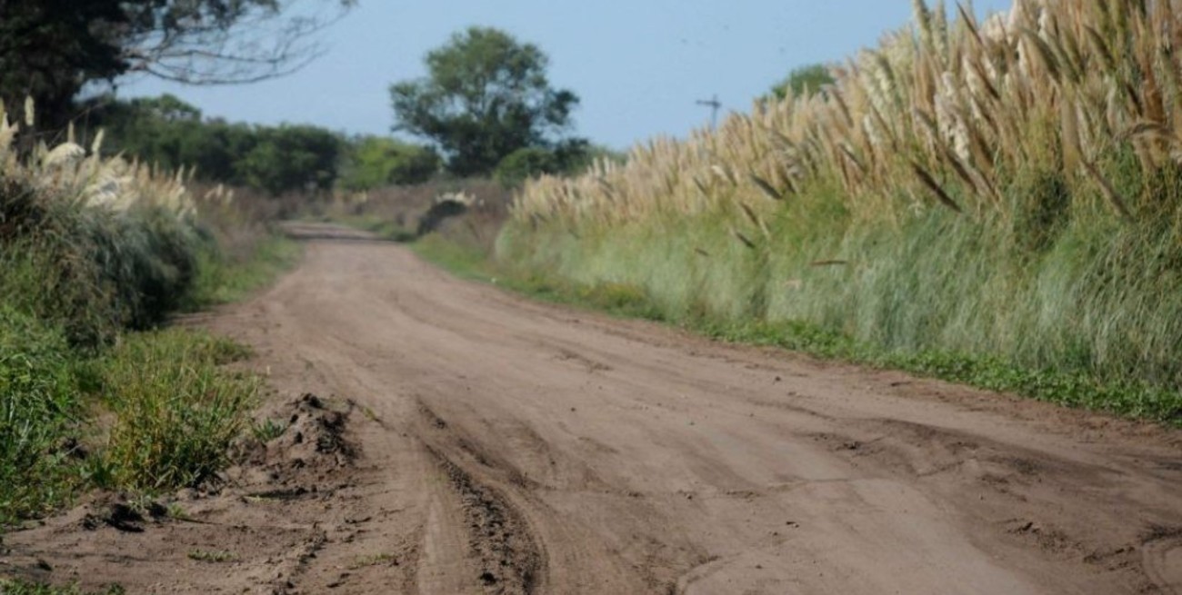 Apoyo de presidentes comunales y legisladores al programa provincial de mejoramiento de caminos rurales