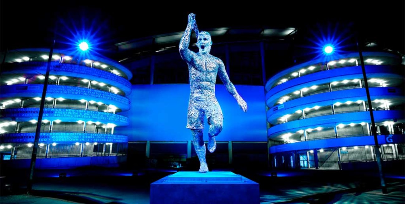 Así luce la estatua del "Kun" Agüero en el estadio Manchester City