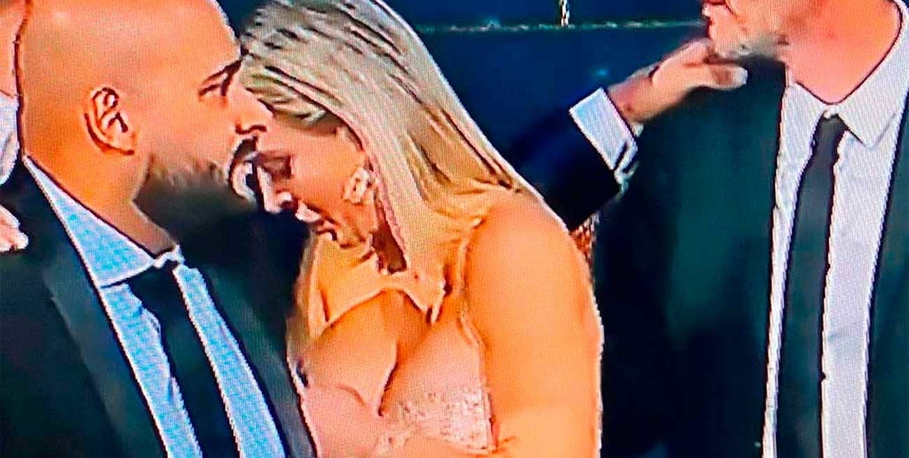 Video: el accidente hot de Jésica Cirio en los Martín Fierro que se hizo viral