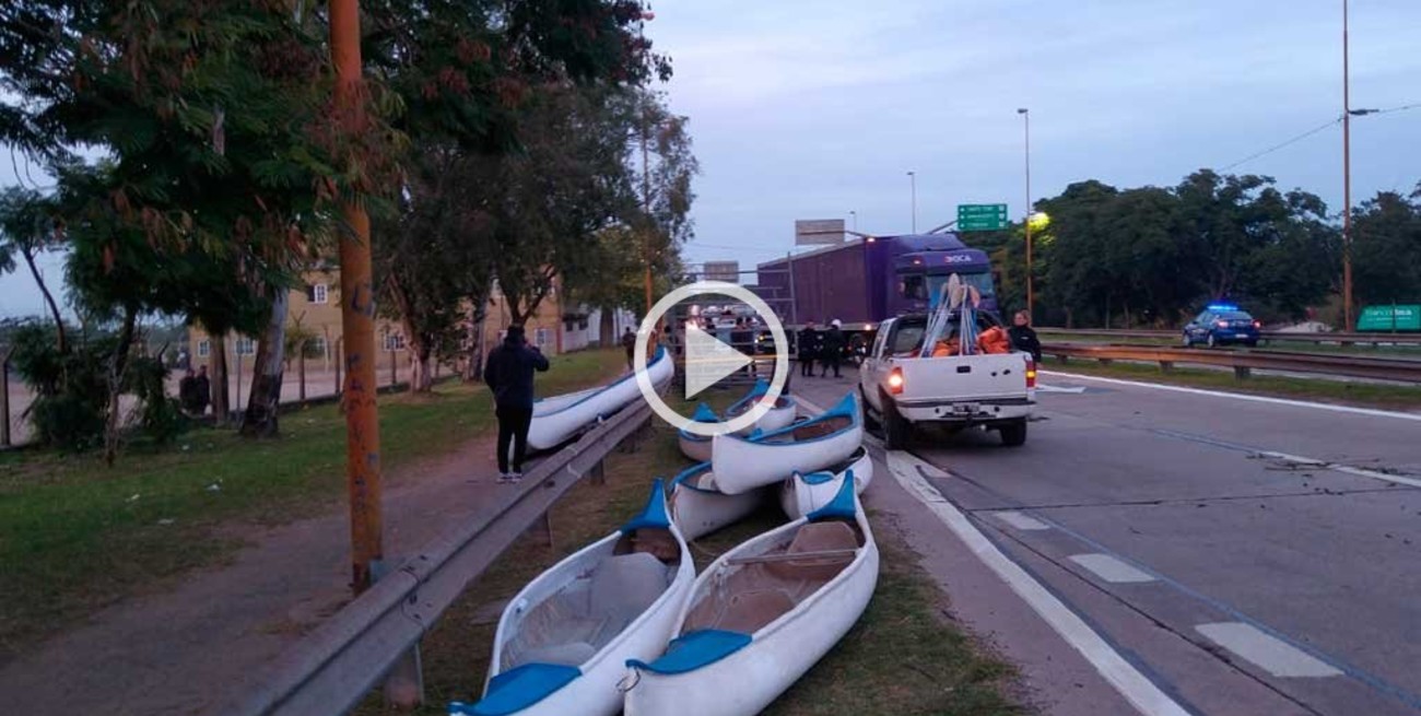 Fuerte choque en la circunvalación de Santa Fe: quedaron piraguas desparramadas en la calzada