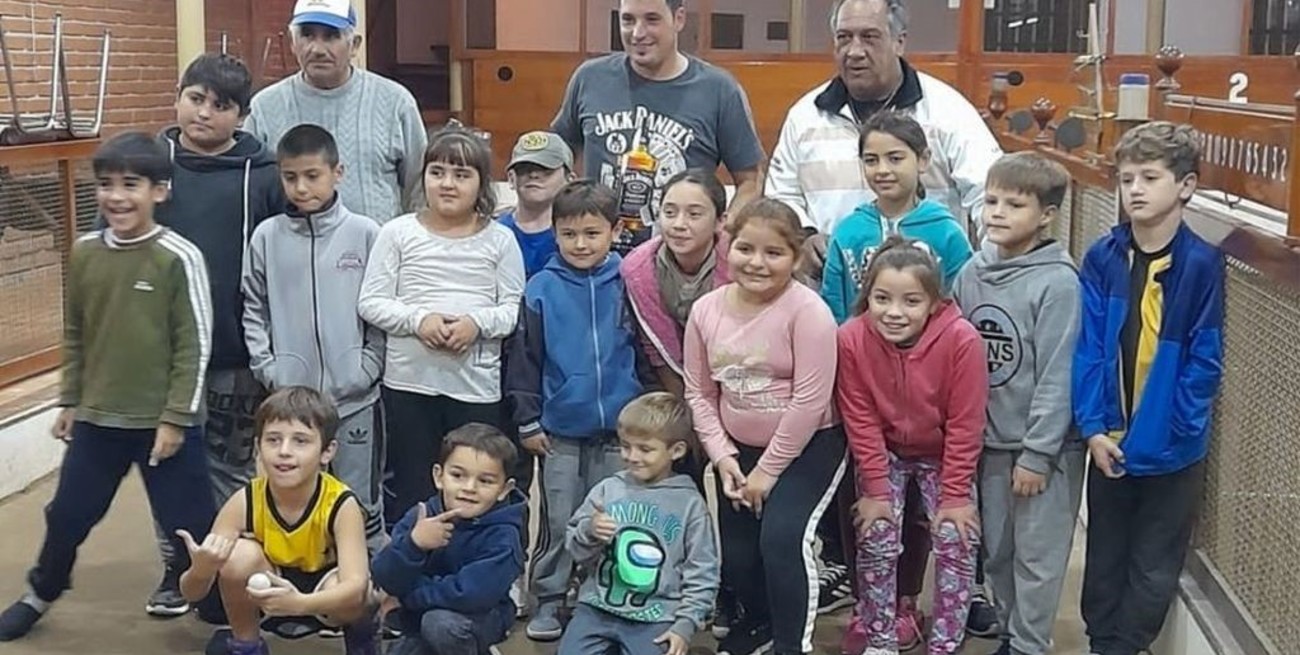 En Elortondo abrieron una escuela de bochas y es furor entre los más chicos