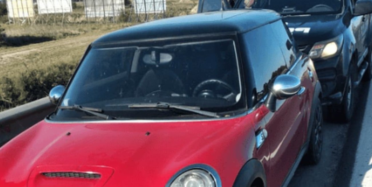 Rosario - Córdoba: detuvieron a un hombre que huía en un Mini Cooper robado