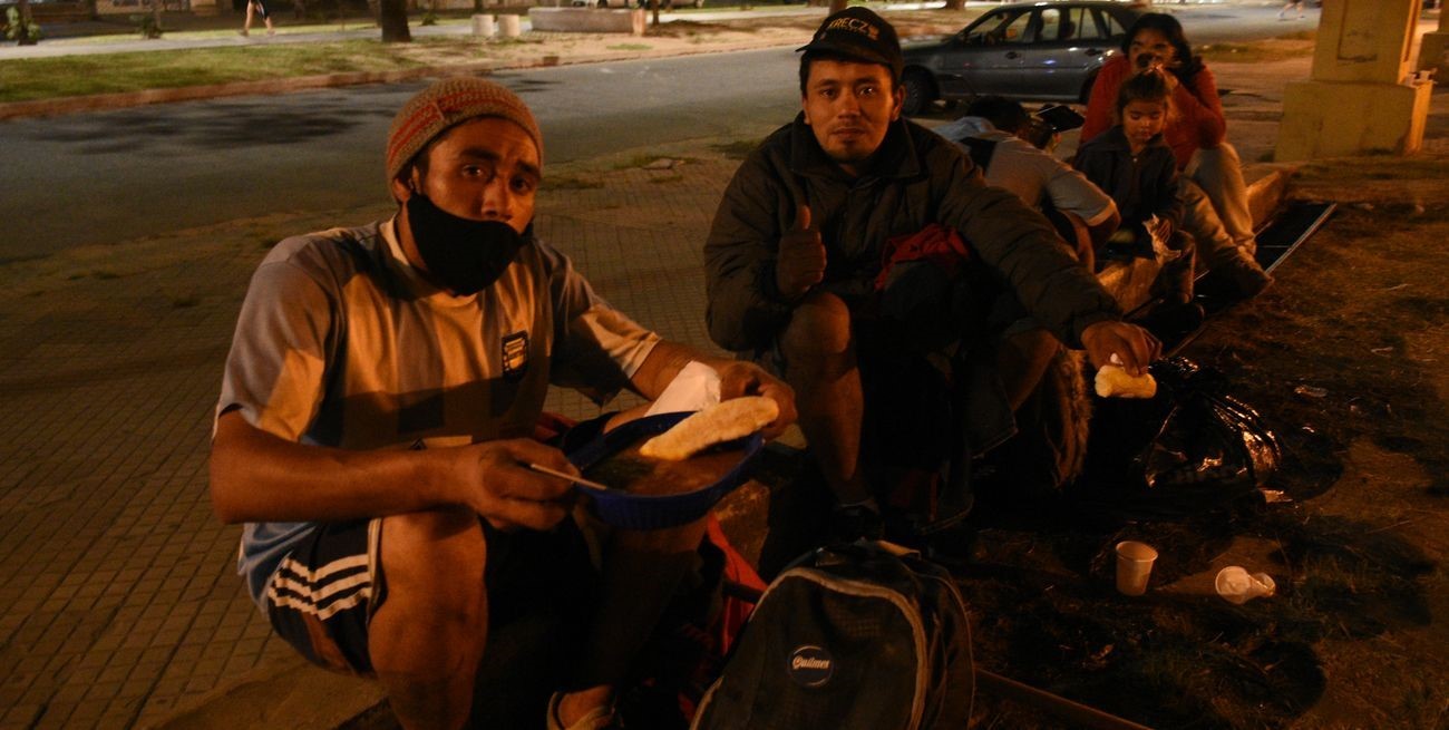 Este lunes por la noche censan a las personas en situación de calle, mientras preparan el parador nocturno 