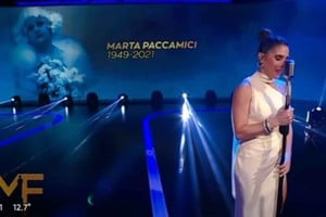 Soledad Pastoruti cantó durante el sentido homenaje a los artistas que fallecieron.  Créditos: Gentileza