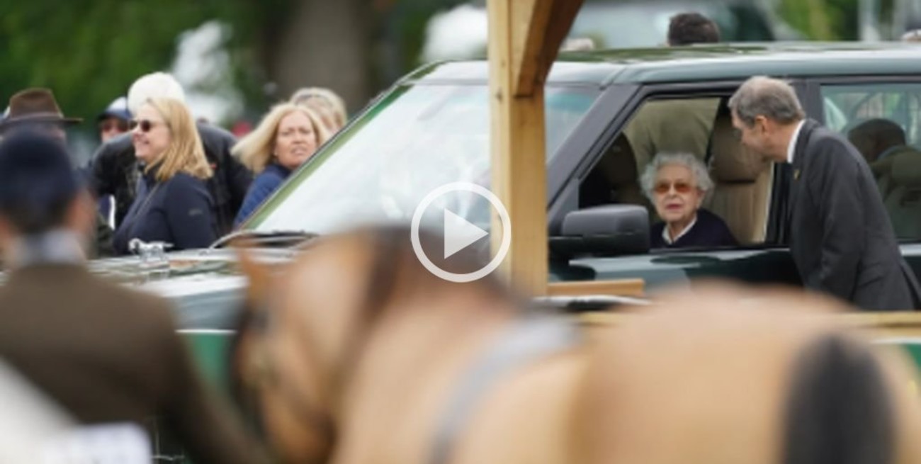 Isabel II retomó la agenda tras sus problemas de movilidad y asistió a un evento hípico