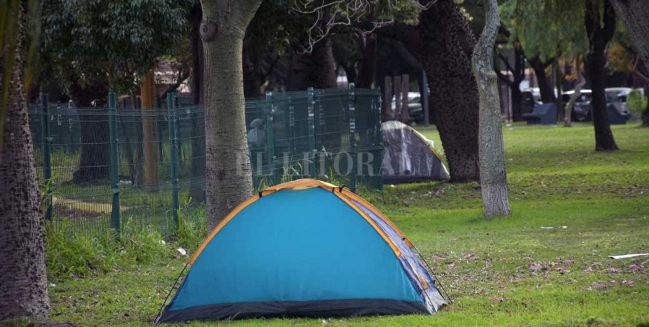 Imagen que preocupa detrás de la terminal: gente durmiendo en carpas y basura