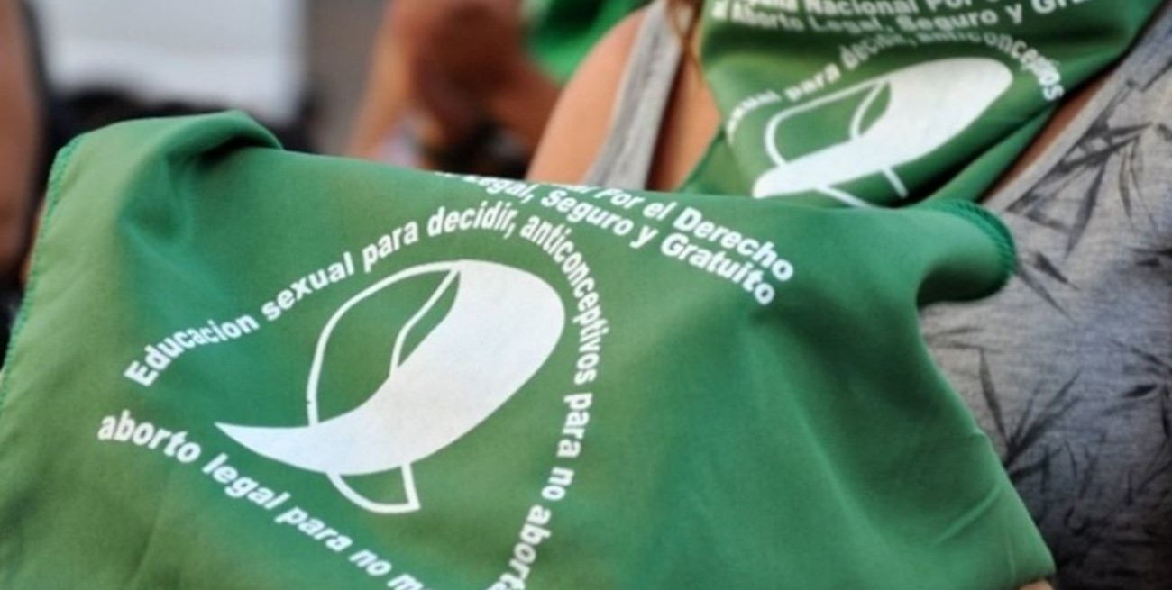 Una concesionaria no contrató a una joven por ser "pañuelo verde"