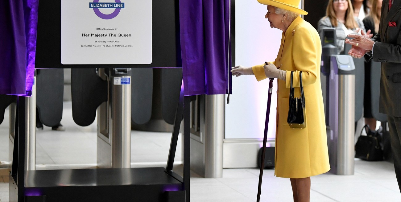 Isabel II acudió por sorpresa a la inauguración de la línea ferroviaria que lleva su nombre