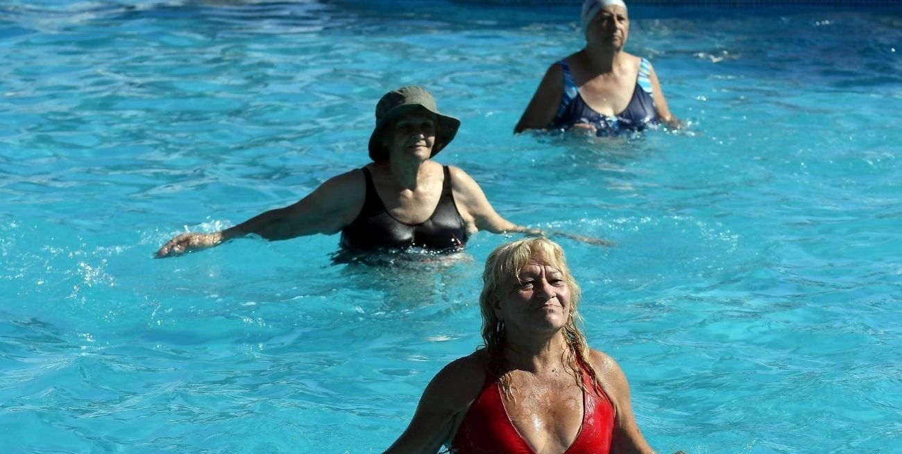 Curso de natación para adultos mayores: cuándo y cómo inscribirse