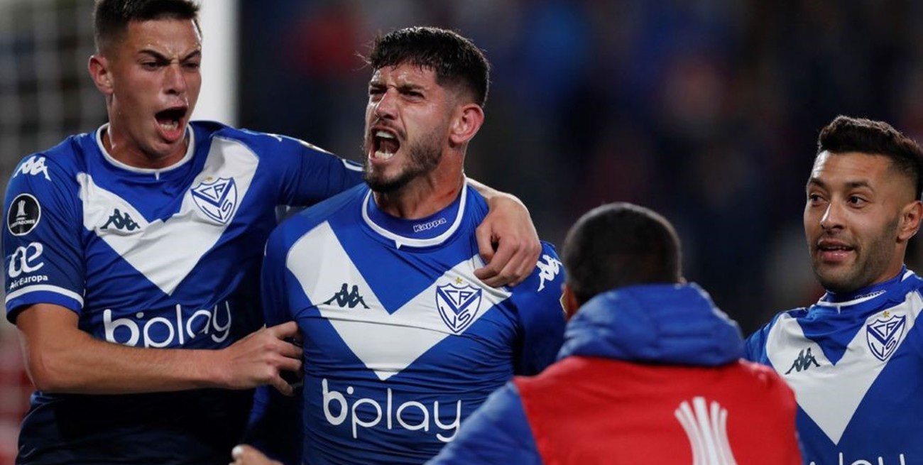 Con un gol agónico, Vélez ganó ante Nacional de Uruguay y se mantiene con vida en la Copa Libertadores