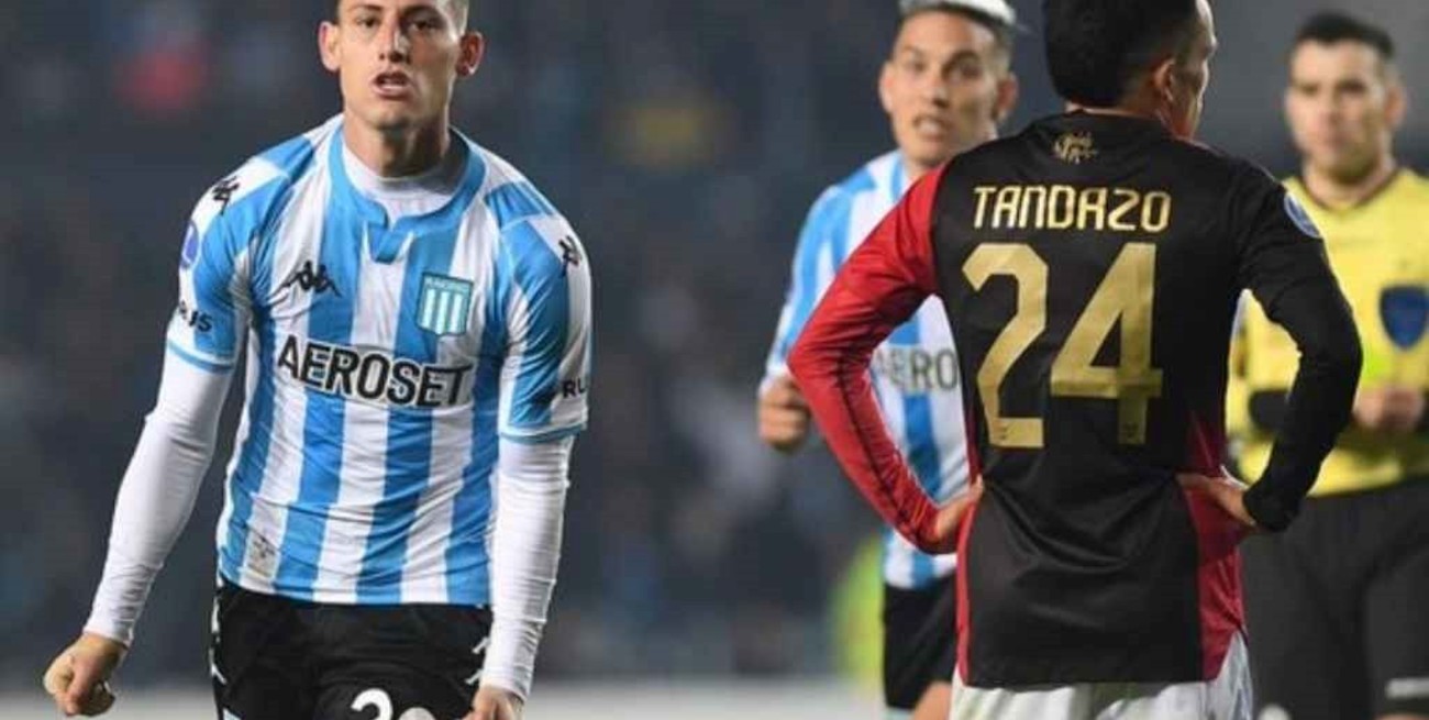 A pesar de la expulsión de su arquero, Racing le ganó a Melgar y quedó a un paso de la clasificación