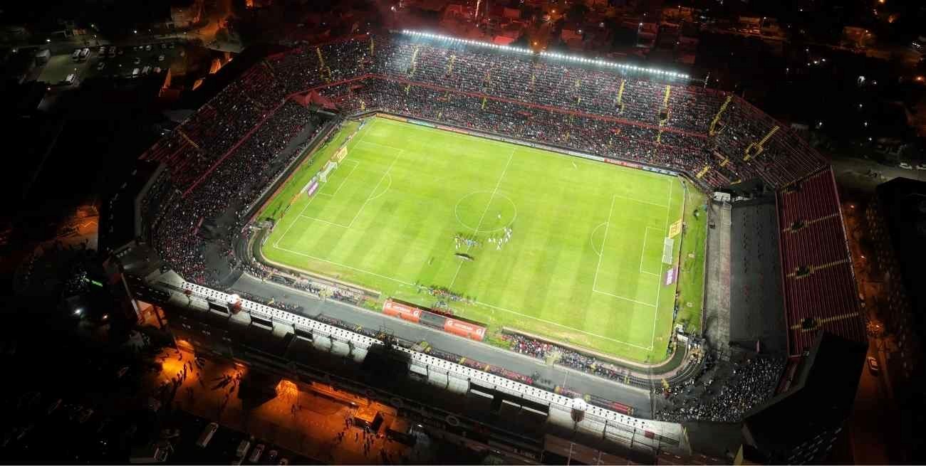 Olimpia, uno de los poquitos clubes que visitó a Colón en sus dos canchas