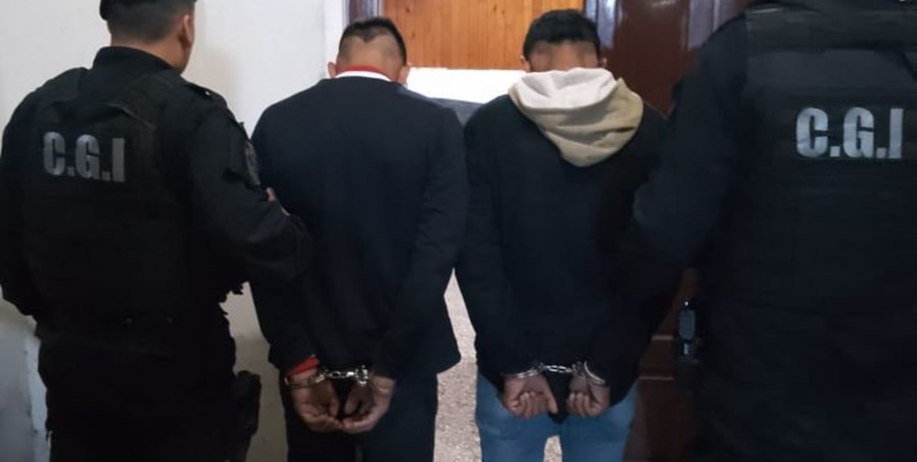 Batalla campal en Villa Ocampo y destrozos al auto de un comisario