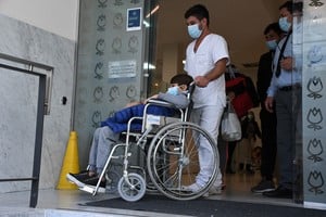 Pablo Albarez es retirado del Sanatorio de Niños en Rosario. Foto: Marcelo Manera 