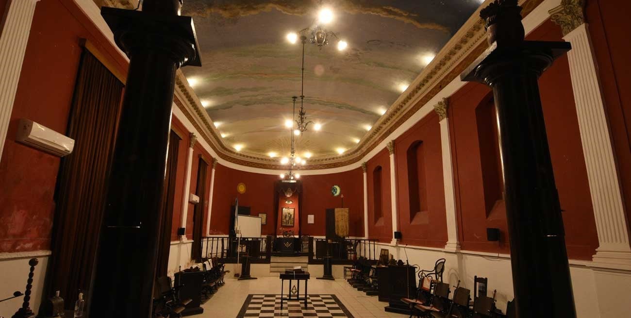 Masones de Santa Fe abren su templo y revelan su simbología tras permanecer un siglo en secreto