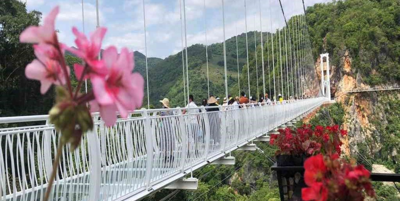 Solo para valientes: se inauguró el puente de vidrio más largo del mundo