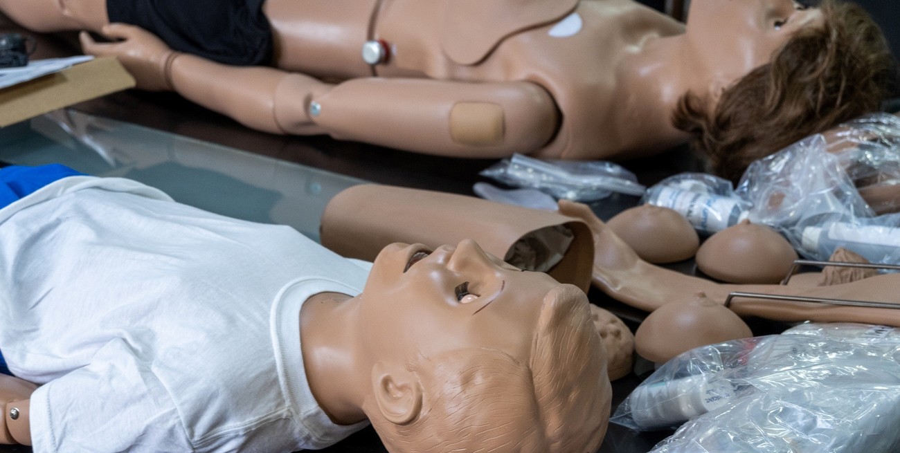 Entregan maniquíes para la carrera de Técnico Superior en Enfermería
