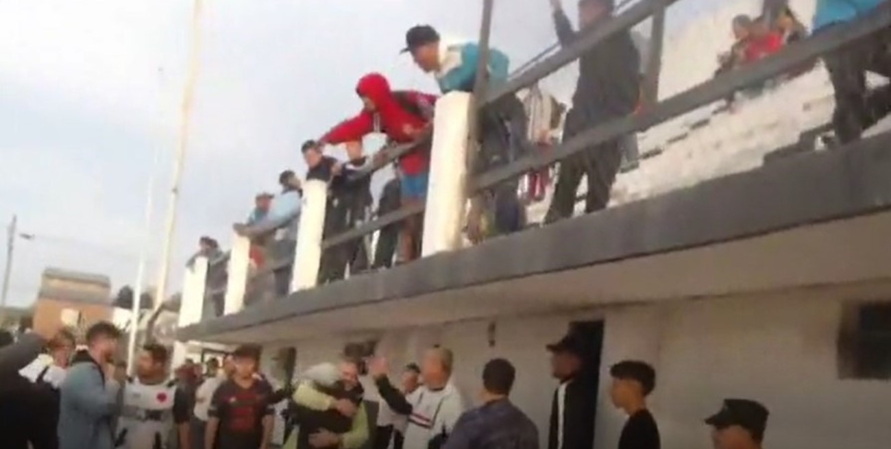 Video: hinchas de Nuevo Horizonte arrojaron objetos desde la tribuna y lastimaron al DT de Pucará
