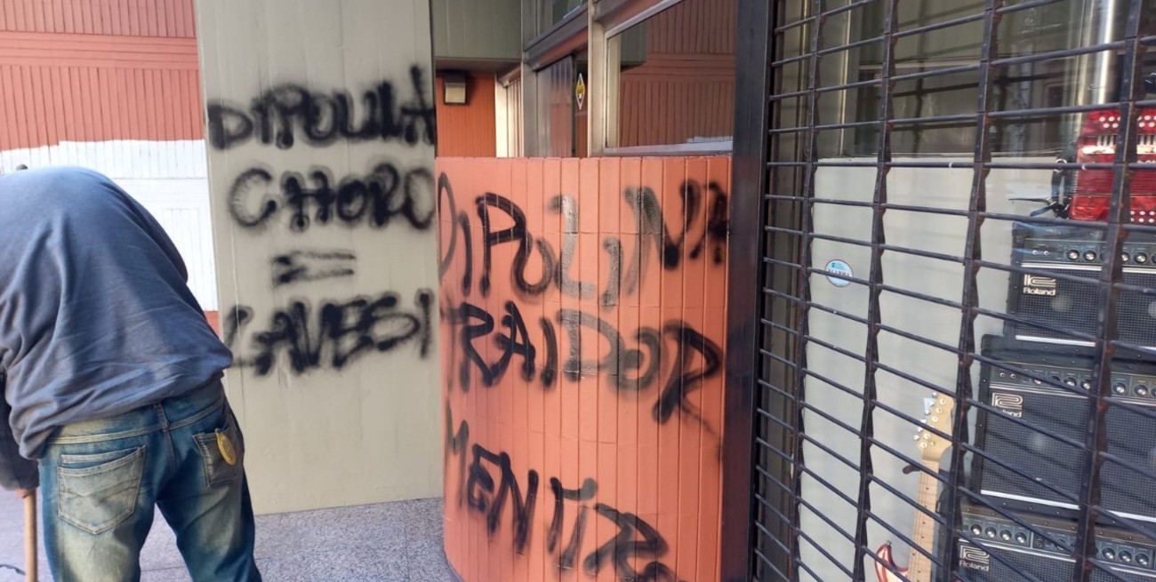 Pintadas tapadas contra Di Pollina, presidente de Rosario Central