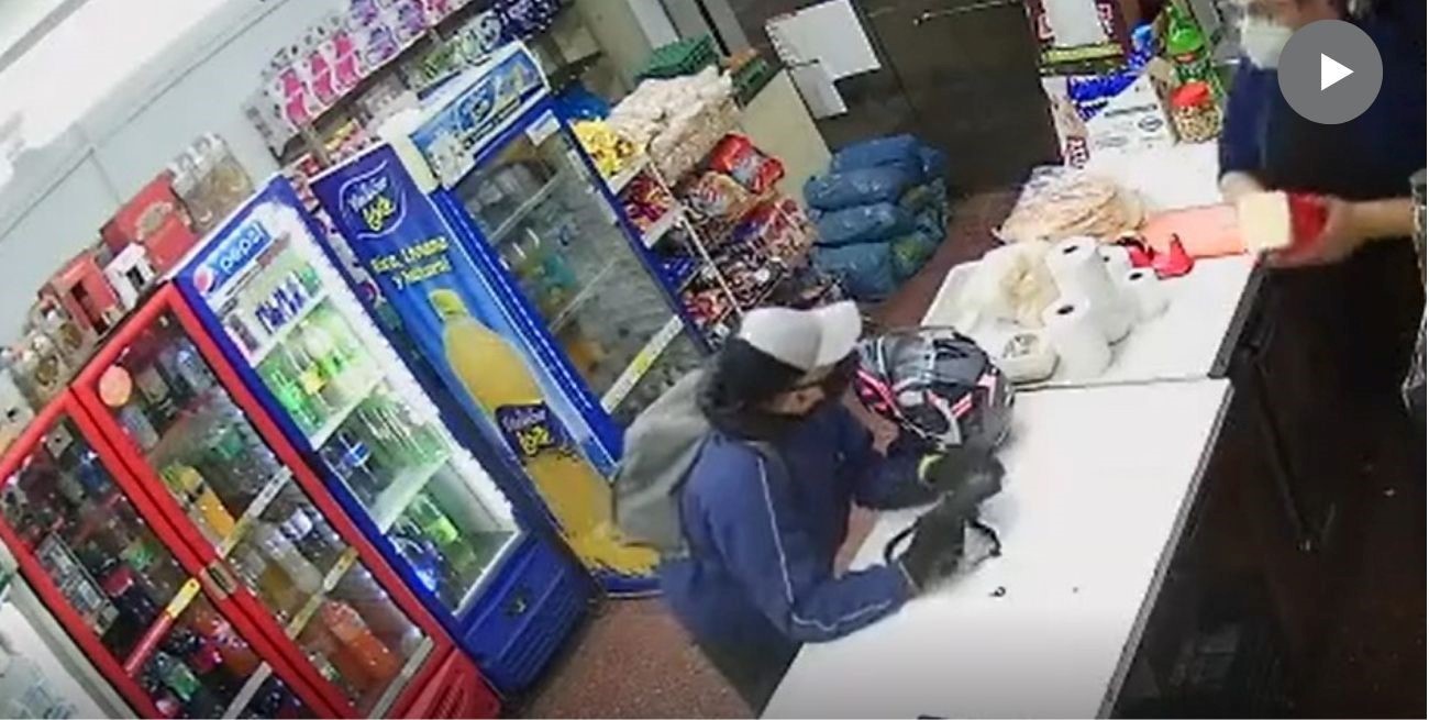 Video: se defendió de un ladrón armado tirándole una horma de queso