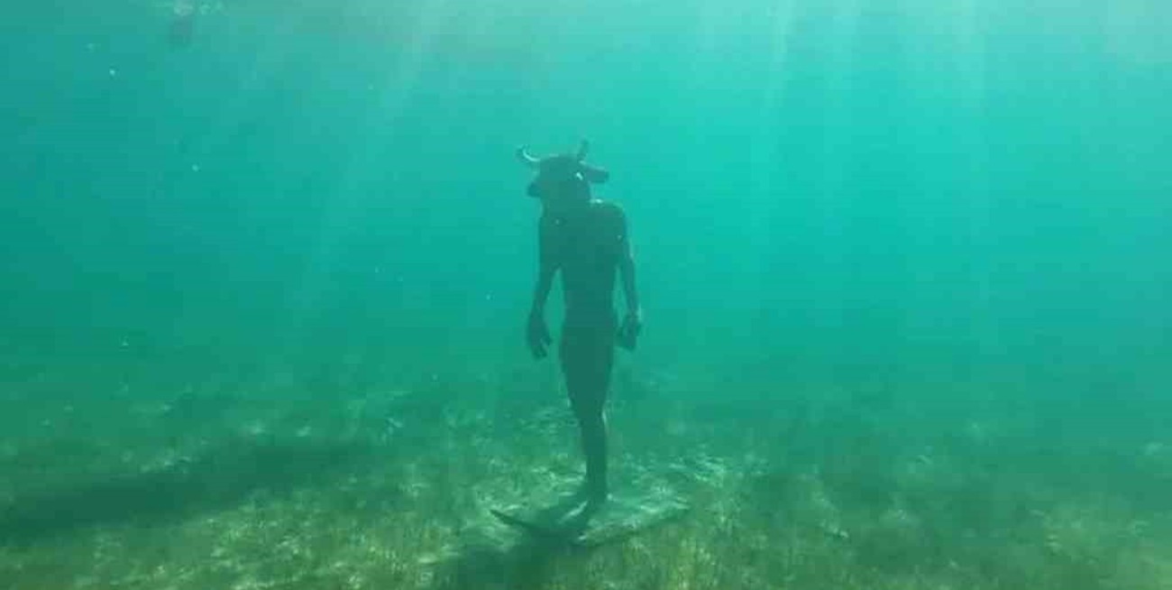 Video: sorprendente hallazgo de la escultura de un minotauro en el fondo de un lago en Neuquén 