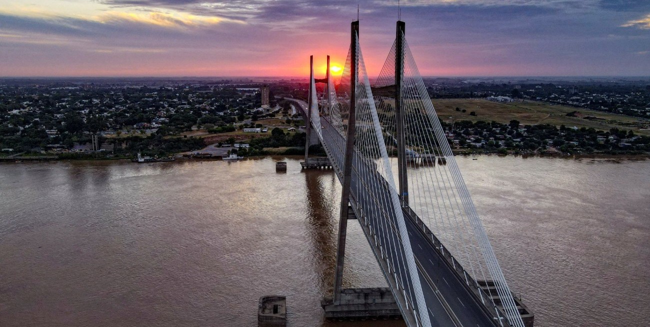 Suspendieron al piloto que pasó por debajo del puente Rosario - Victoria con una avioneta