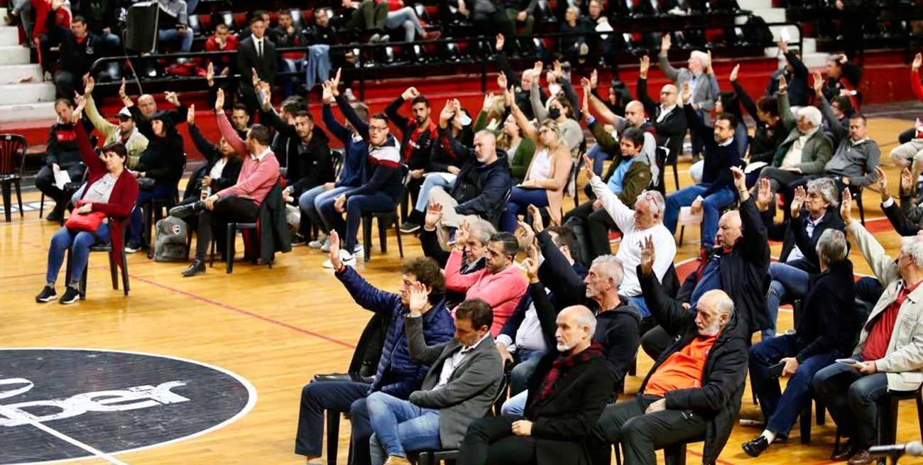 La asamblea de Newell's terminó en escándalo y un socio fue golpeado