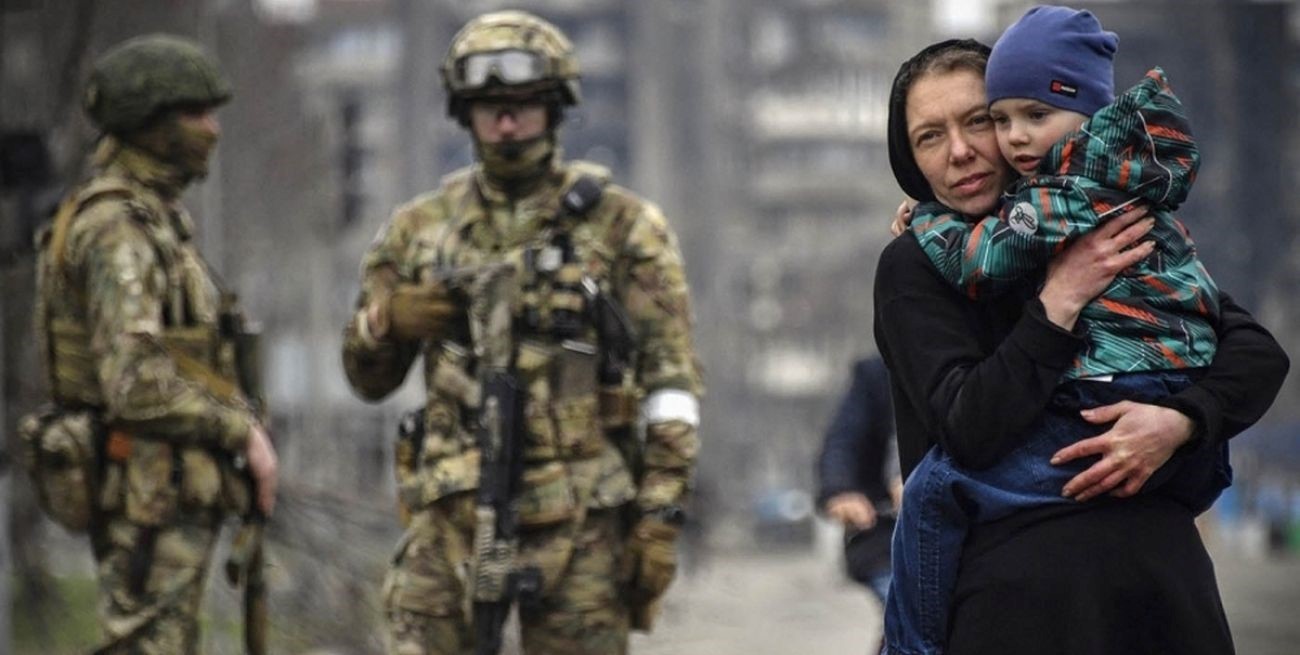 Rusia multiplica su ofensiva en el este de Ucrania, que critica a Occidente por "la falta de unidad"

