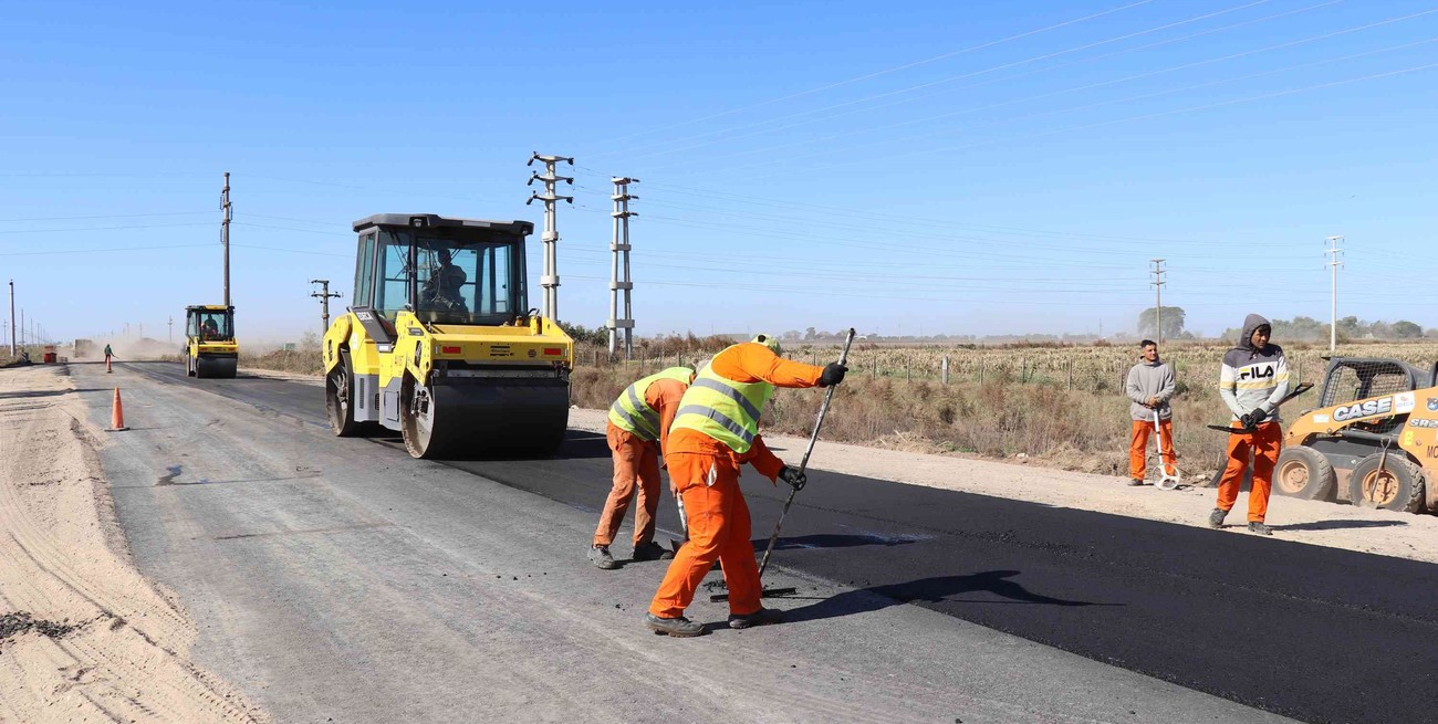 Continúan los trabajos de pavimentación de la Ruta Nº 63