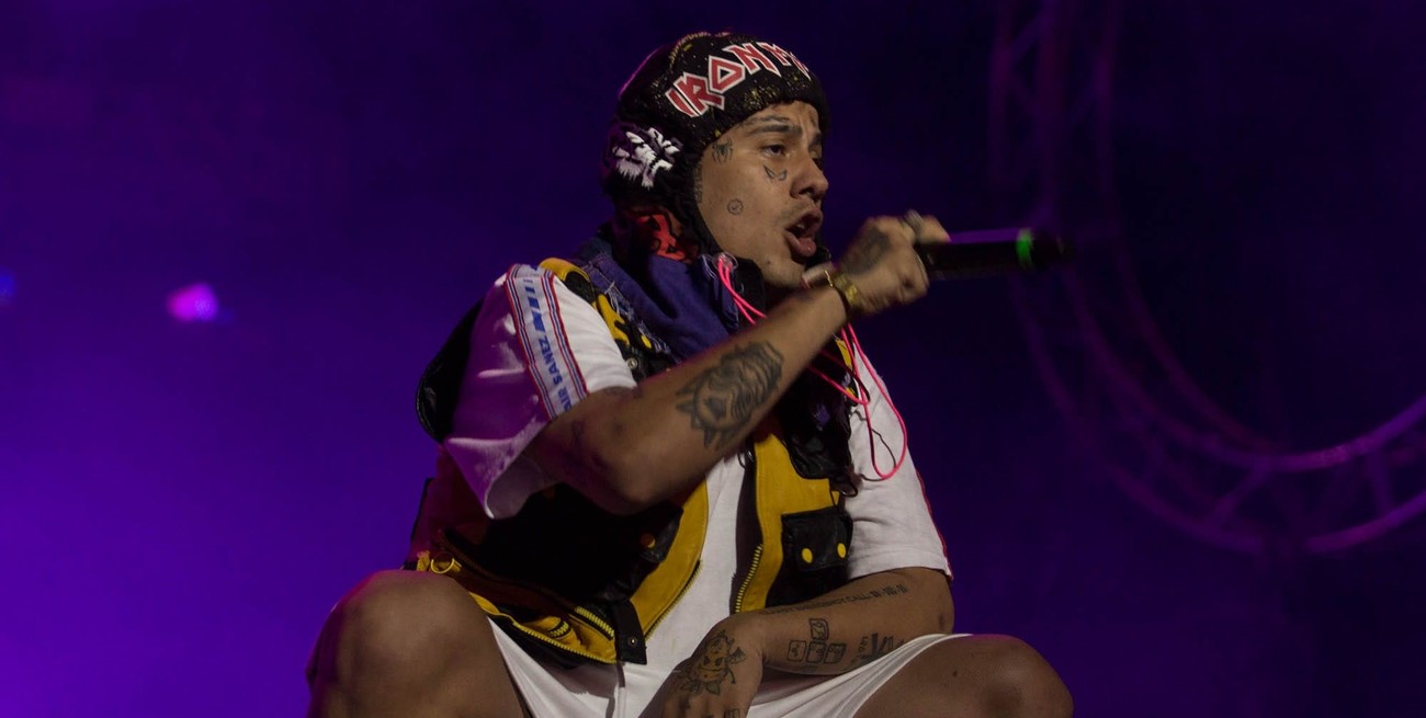 Duki llegó a México en silla de ruedas: qué le pasó