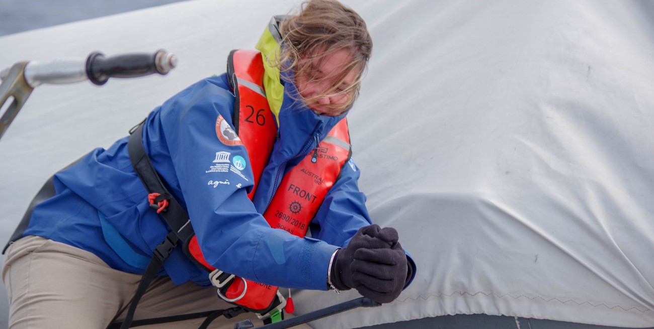 Una bióloga argentina cruzó el Atlántico para estudiar el microbioma y la presencia de contaminantes en el océano