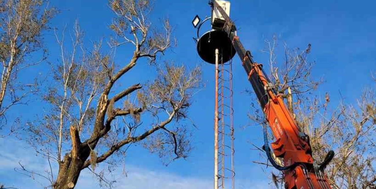Instalan luces led en las torres del Campo de la Gloria