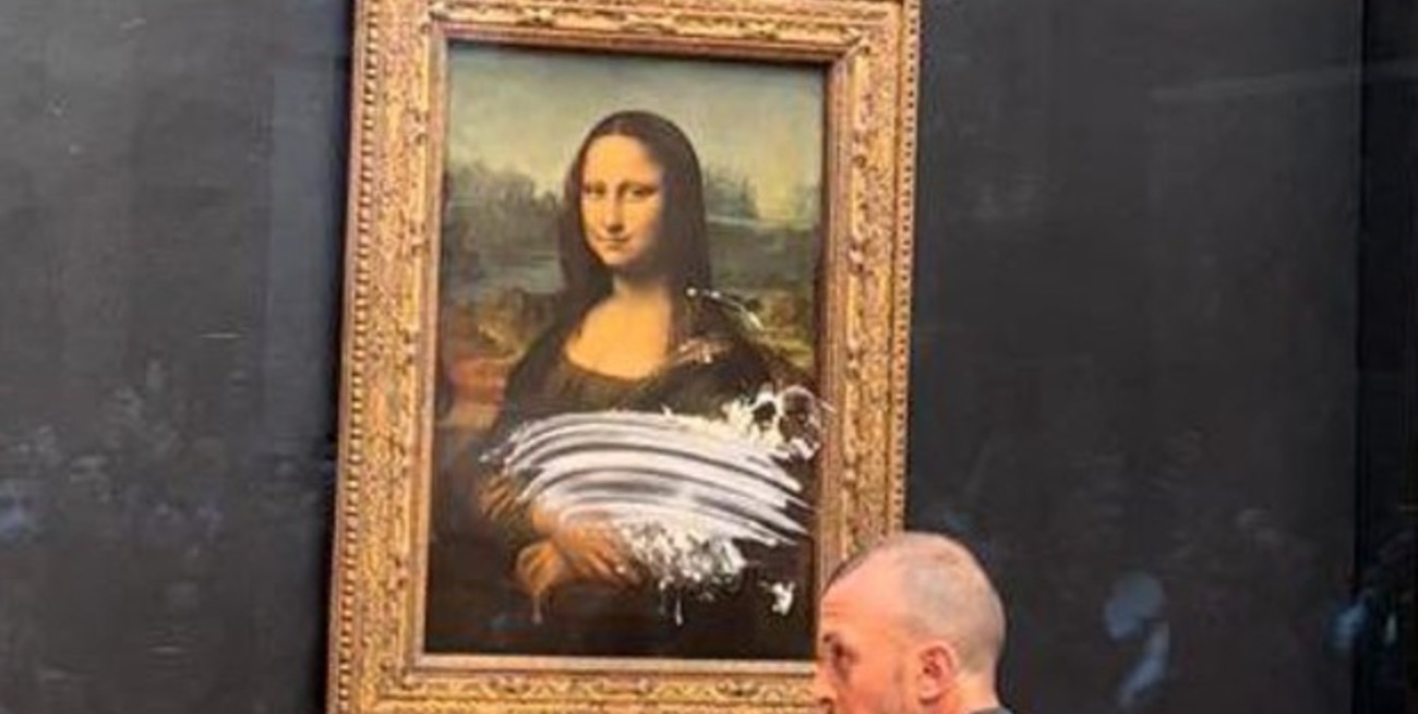 Insólito: un hombre la arrojó un pedazo de torta a "La Gioconda" en el Museo del Louvre