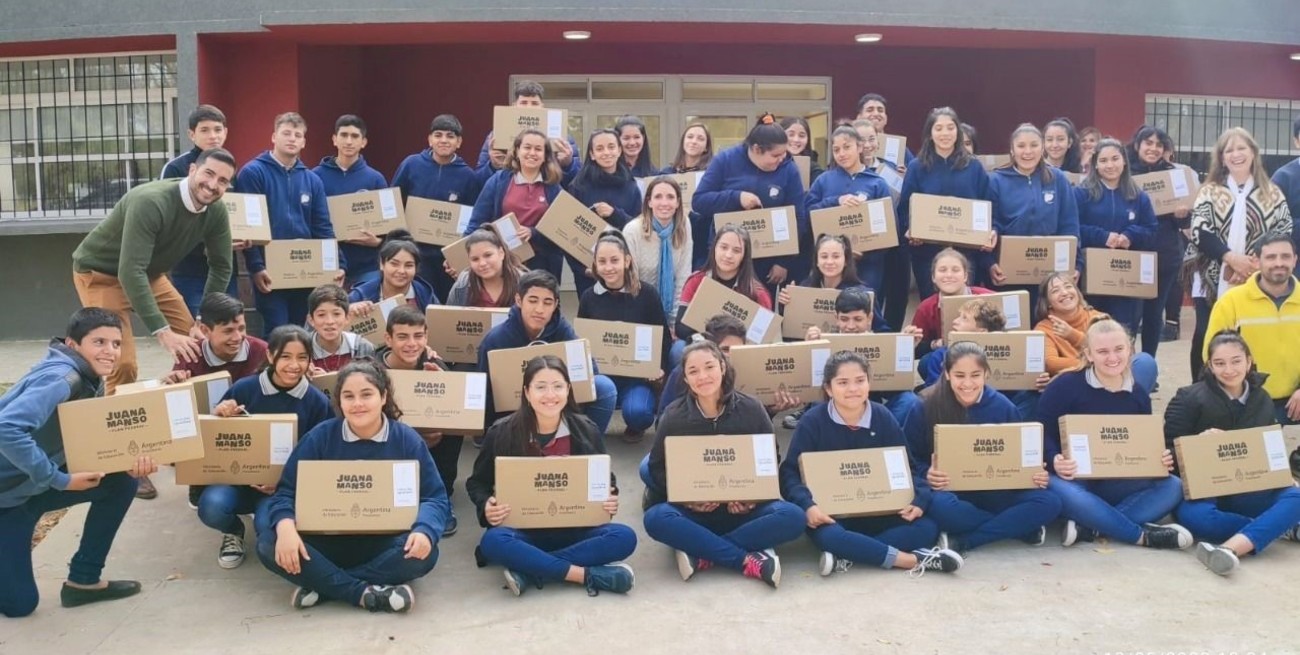 Avanza la entrega de celulares y notebooks para lograr escuelas más conectadas