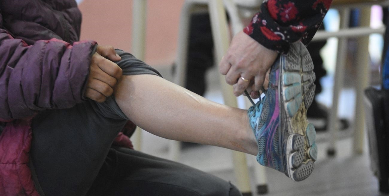 Sin medias, abrigos ni estufas, así dan clases en una escuela de un barrio de Santa Fe