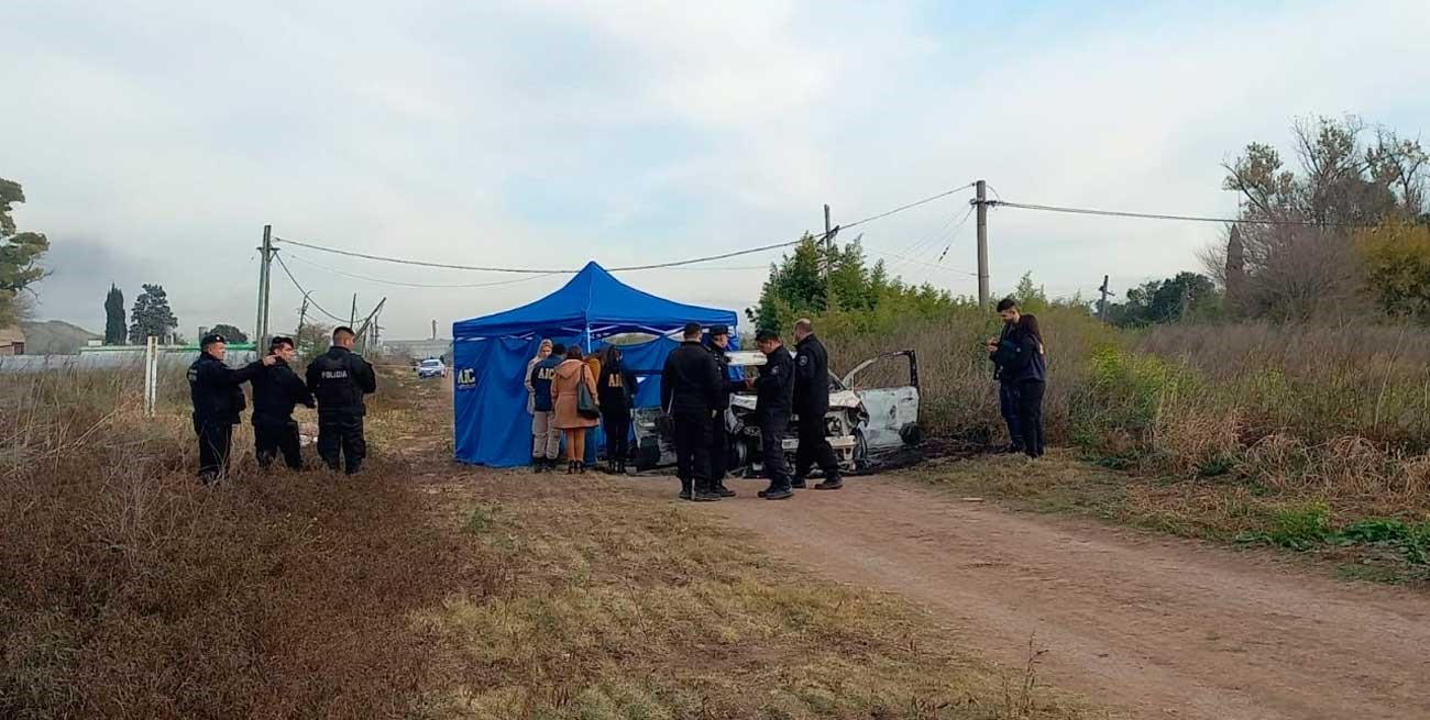 Hallaron a una mujer muerta al lado de un auto incendiado en Rosario