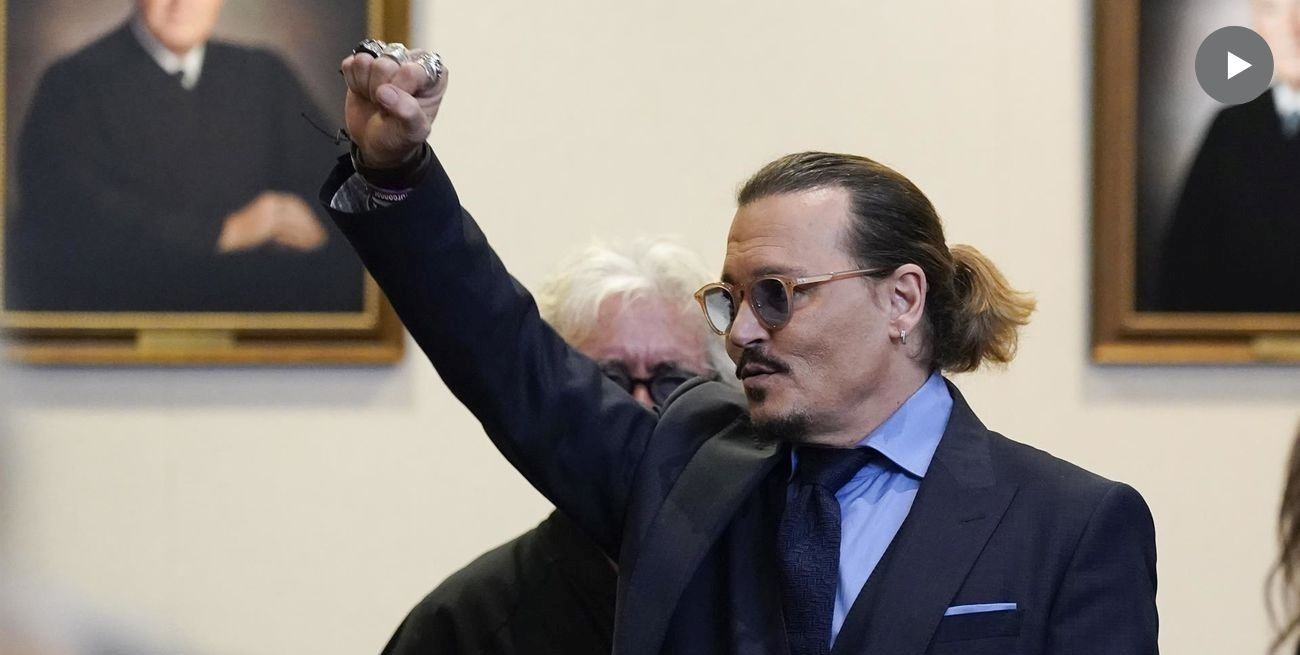 Video: Johnny Depp autografió a fanáticos su declaración del caso que le ganó a Amber Heard