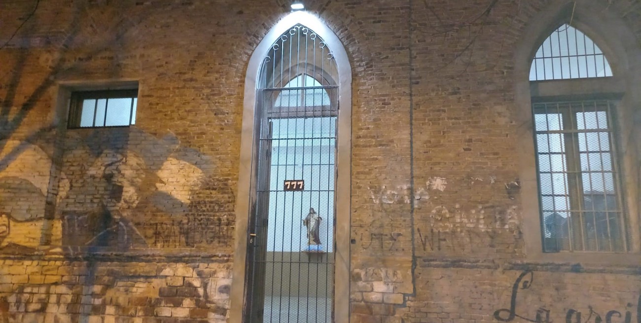 Escapando al frío y la calle: un refugio que brinda techo e invita a estudiar