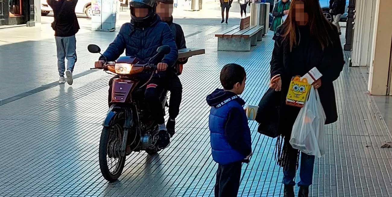 Descontrol de bicis y motos en la peatonal santafesina