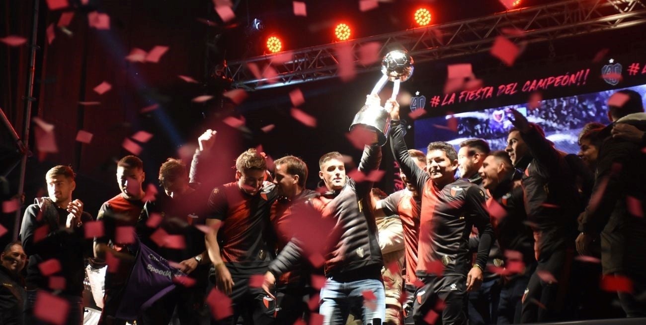 Miles de colonistas coparon la ciudad para celebrar el primer aniversario del campeonato