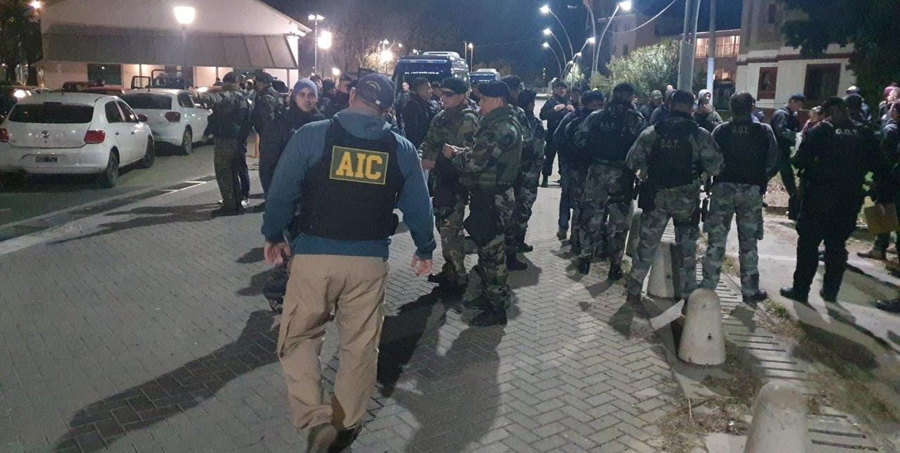 Rosario: secuestran drogas, armas, dinero y demoran a dos menores