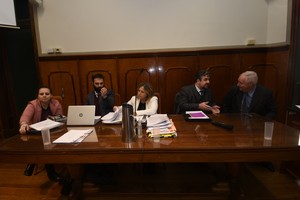 Los que apuntan a Sain: Evelyn Andreozi (querellante), los fiscales Ezequiel Hernandez y Mariela Jimenez, Pablo Cococcioni (querellante por  Pullaro), Rubén Weder (querellante por la provincia). Foto: Mauricio Garín