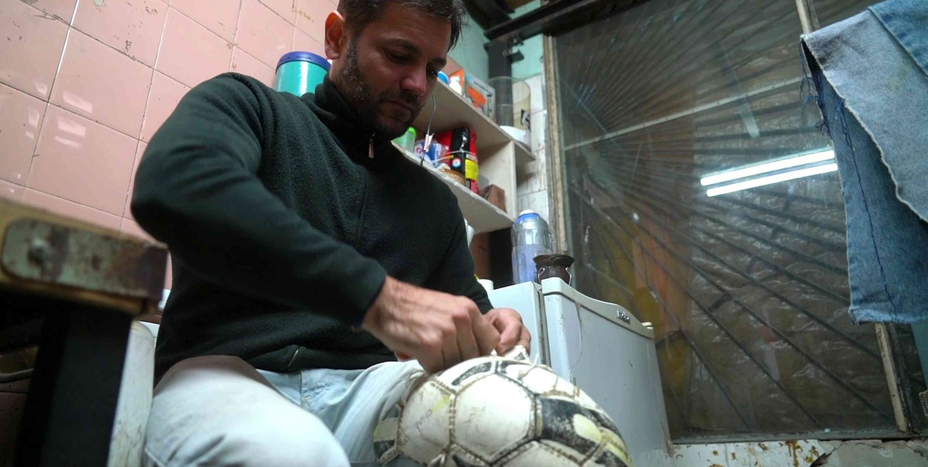 Cirujano de pelotas: cómo revivir el objeto más preciado del fútbol
