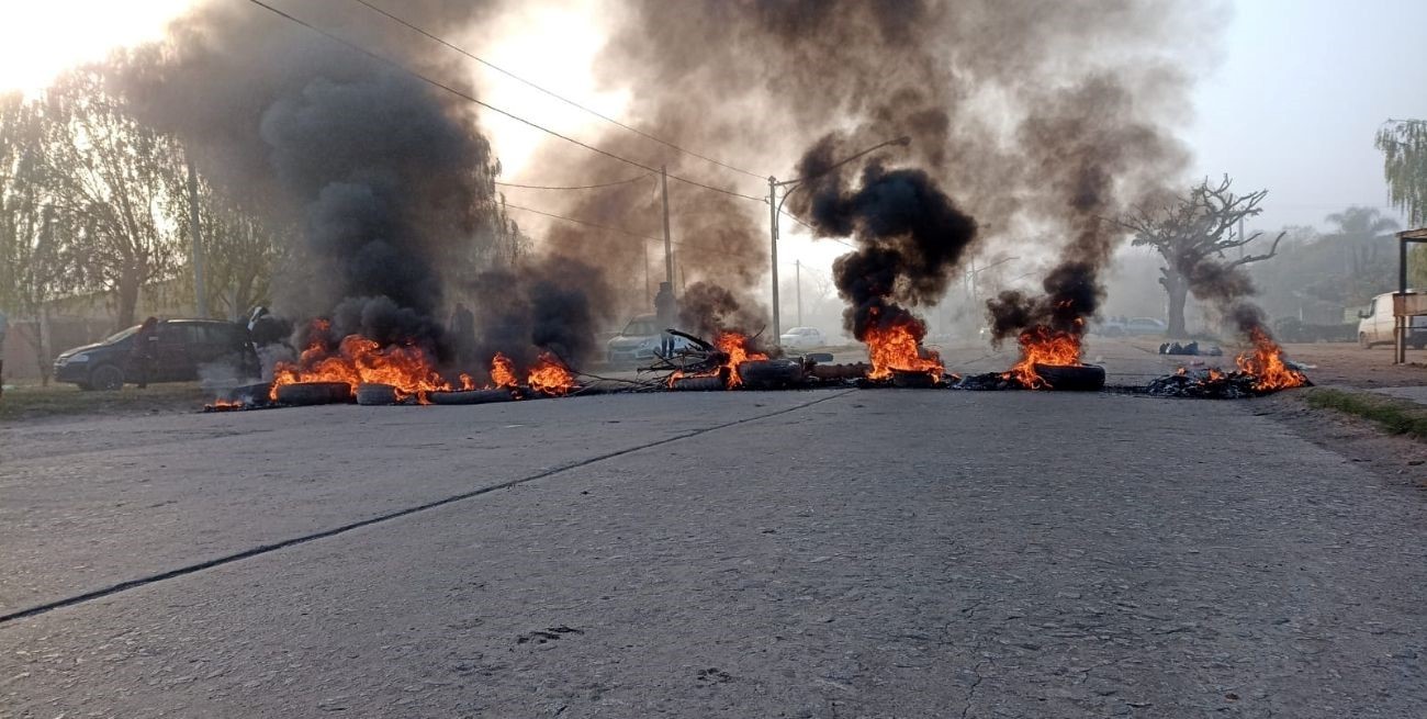 Vecinos autoconvocados cortan Teniente Loza por “promesas incumplidas” del municipio