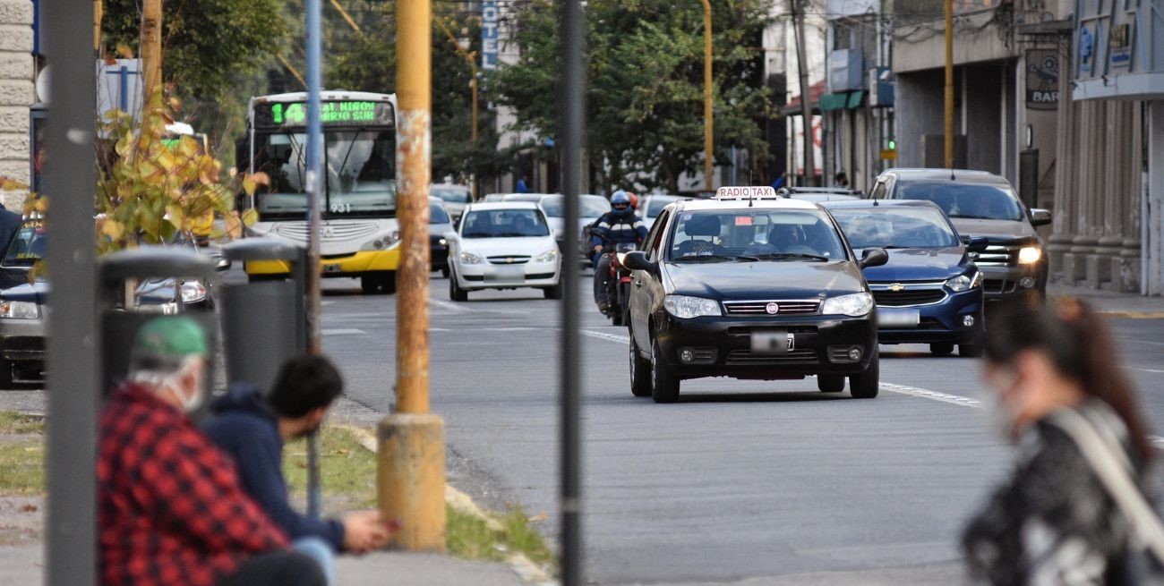 Taxis y remises de la ciudad piden aumentar la bajada de bandera a $140